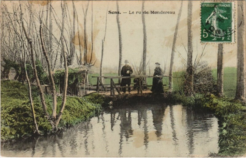 Carte postale ancienne Sens Le Ru de Mondereau