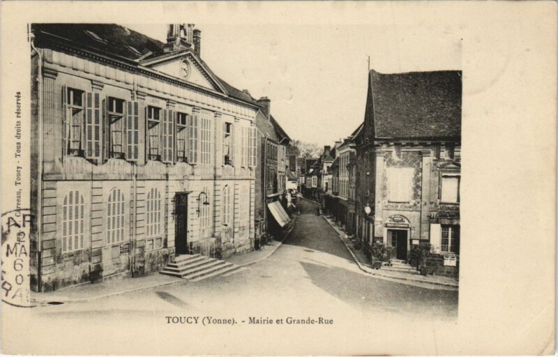 Carte postale ancienne Toucy Mairie et Grande-Rue à Toucy