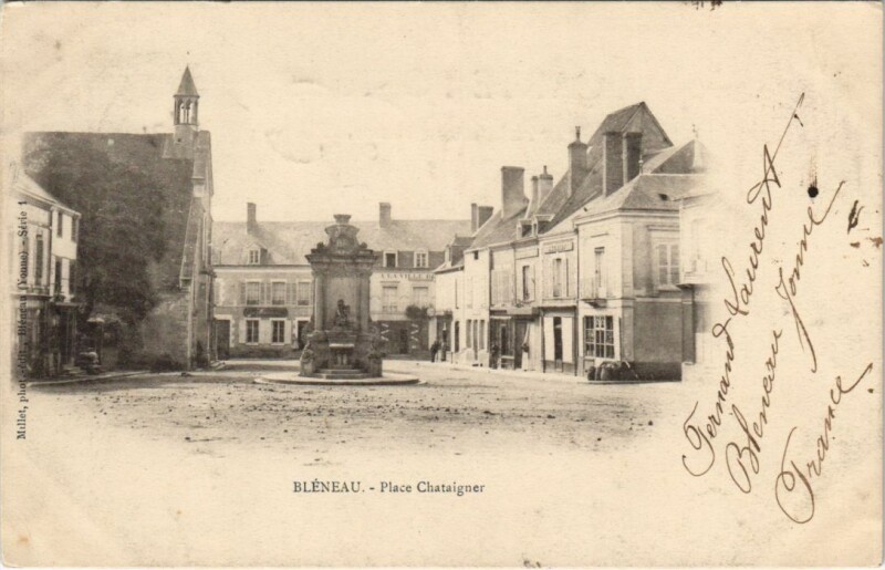 Carte postale ancienne Bleneau Place Chataigner