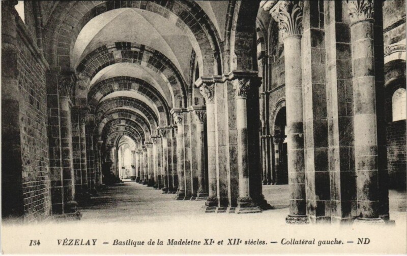 Carte postale ancienne Vezelay Basilique de la Madeleine - Collateral Gauche