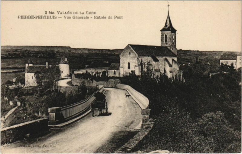 Carte postale ancienne Pierre-Perthuis Vue Generale - Entree du Pont à Pierre-Perthuis