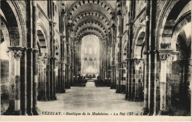 Carte postale ancienne Vezelay Basilique de la Madeleine - La Nef
