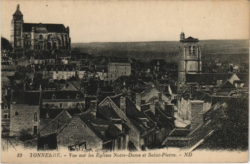 Carte postale ancienne Tonnerre Vue sur les Eglises Notre-Dame et Saint-Pierre à Tonnerre