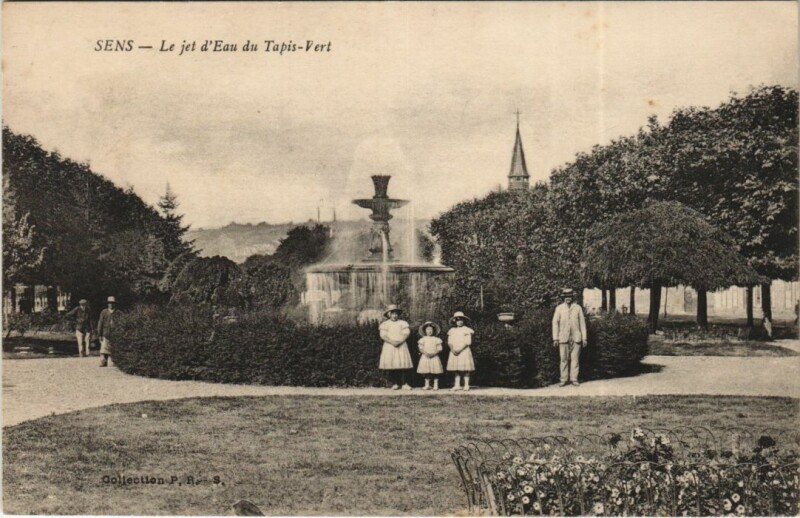Carte postale ancienne Sens Le Jet d'Eau du Tapis-Vert