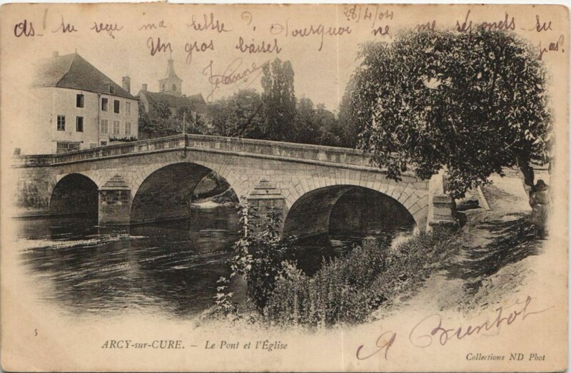 Carte postale ancienne Arcy-sur-Cure Le Pont et l'Eglise à Arcy-sur-Cure