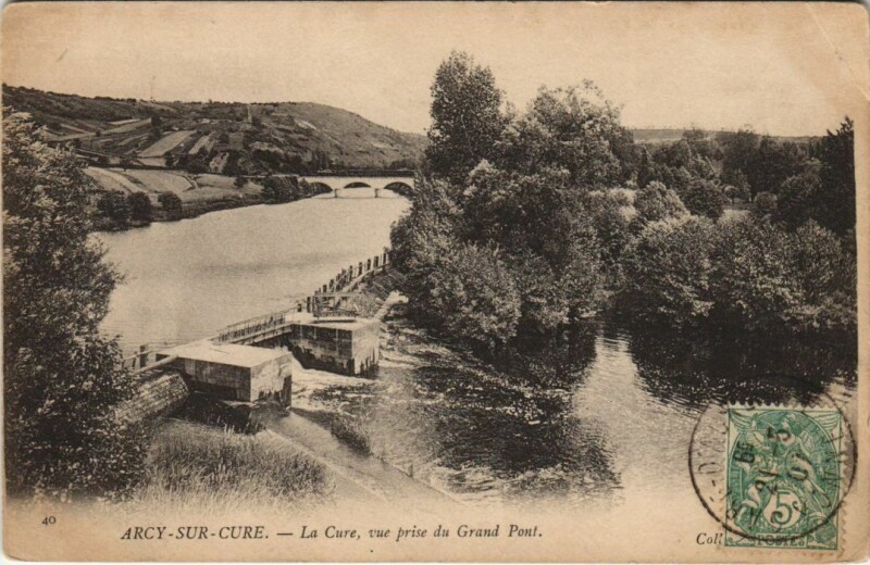 Carte postale ancienne Arcy-sur-Cure La Cure - Vue prise du Grand Pont à Arcy-sur-Cure