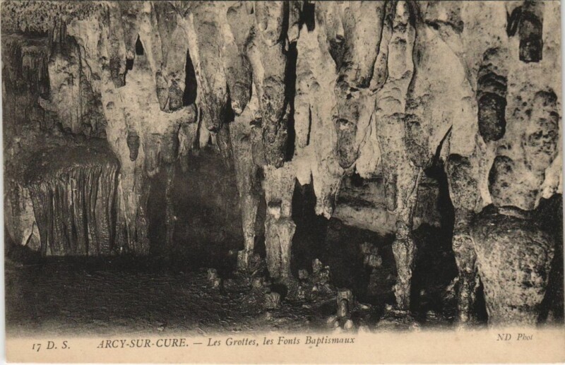 Carte postale ancienne Arcy-sur-Cure Les Grottes - Les Fonts Baptismaux à Arcy-sur-Cure