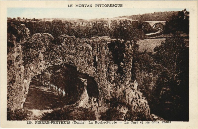 Carte postale ancienne Pierre-Perthuis La Roche-Percee - La Cure et les Deux Ponts à Pierre-Perthuis