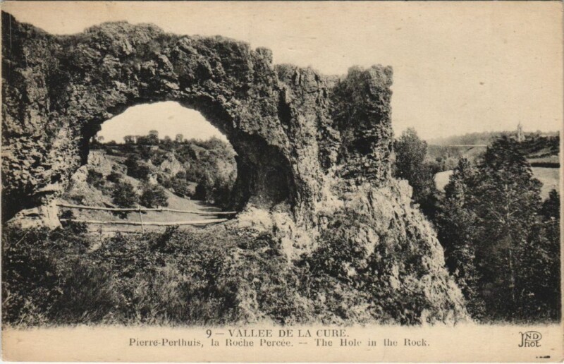 Carte postale ancienne Pierre-Perthuis La Roche Percee - Vallee de la Cure à Pierre-Perthuis