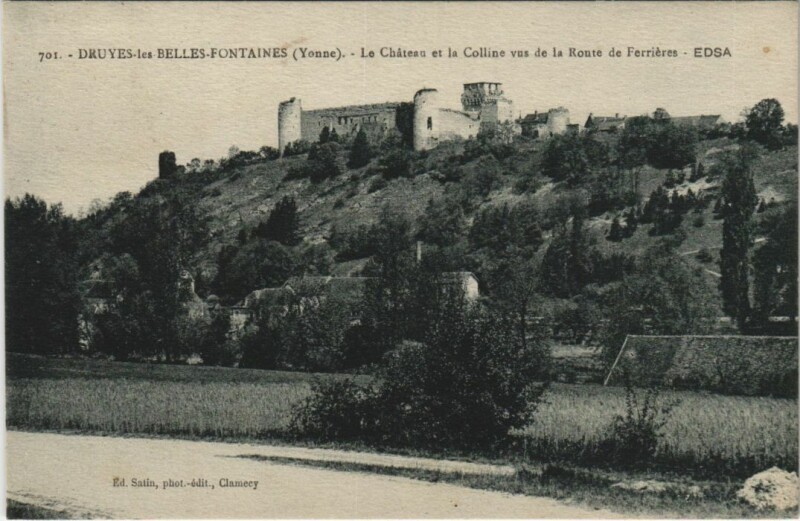 Carte postale ancienne Druyes-les-Belles-Fontaines Le Chateau et la Colline à Druyes-les-Belles-Fontaines