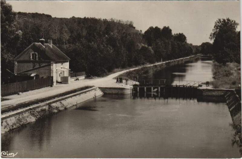 Carte postale ancienne Cezy Le Canal et l'Ecluse