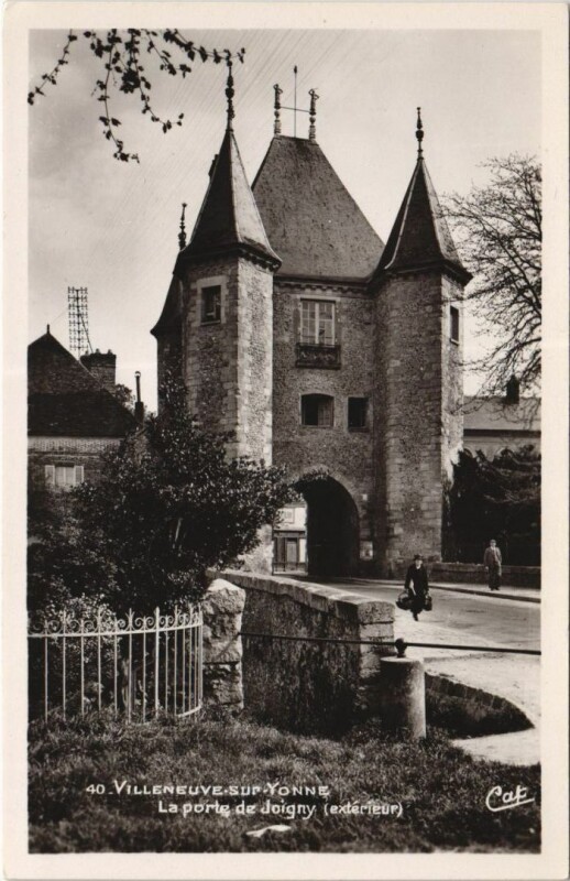 Carte postale ancienne Villeneuve-sur-Yonne La Porte de Joigny - Exterieur à Joigny