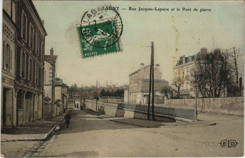 Carte postale ancienne Lagny Rue Jacques-Lepaire et pont de Pierre