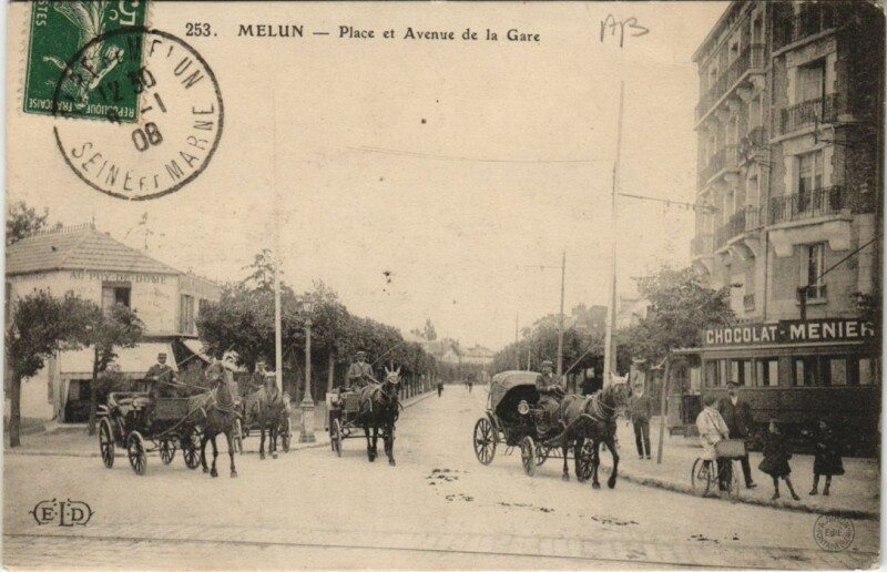 Carte postale ancienne Melun Place et Avenue de la gare à Melun