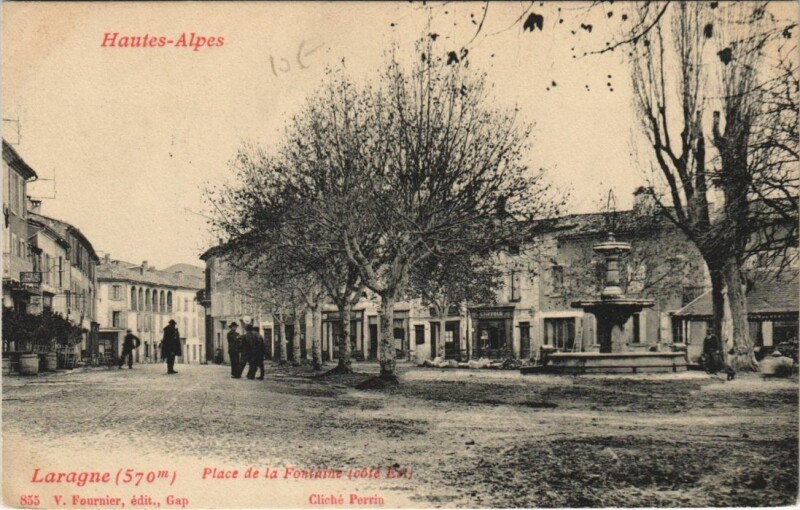 Carte postale ancienne Laragne Place de la Fontaine