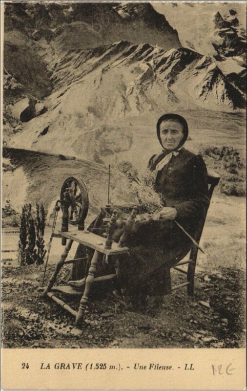 Carte postale ancienne La Grave Une Fileuse - Type à La Grave
