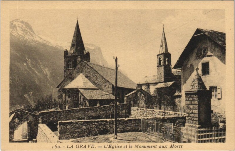 Carte postale ancienne La Grave L'Eglise et le Monument aux Morts à La Grave