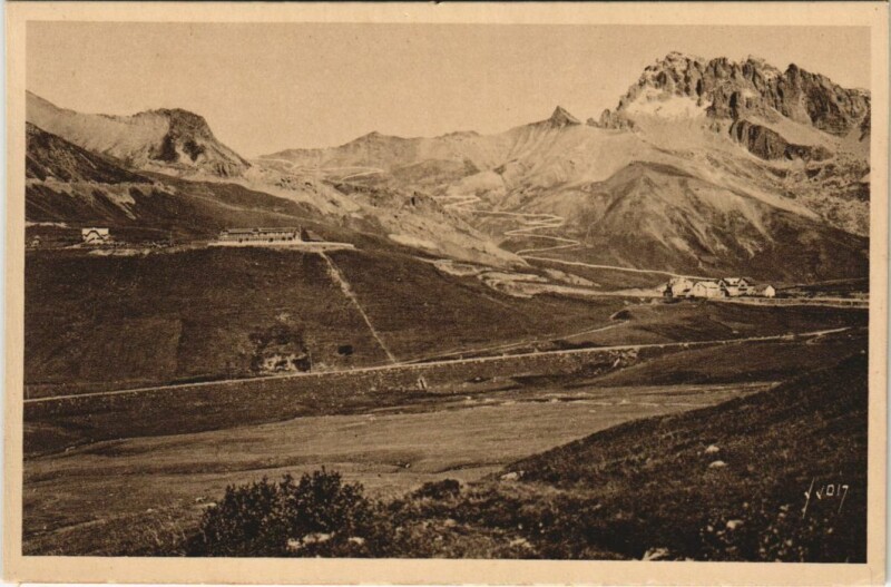 Carte postale ancienne Col du Lautaret - La Route en Lacets vers le Col du Galibier