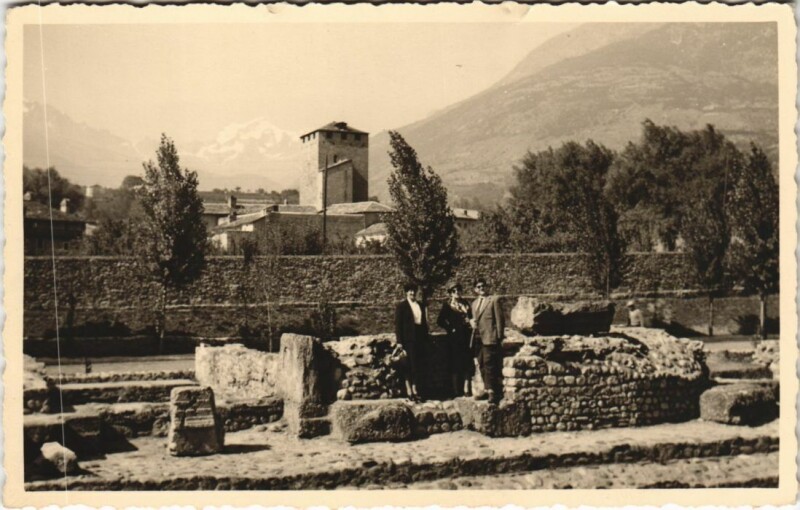 Carte postale ancienne Village Scene with Ruins