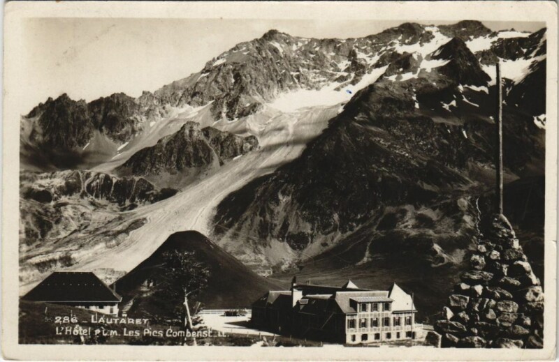 Carte postale ancienne Lautaret - L'Hotel P.L.M. - Les Pics Combenst