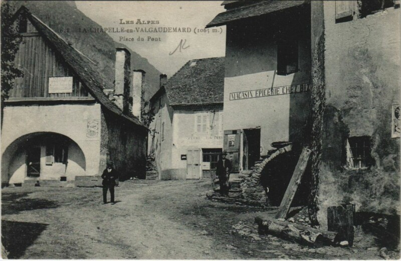 Carte postale ancienne La Chapelle-en-Valgaudemar Place du Pont
