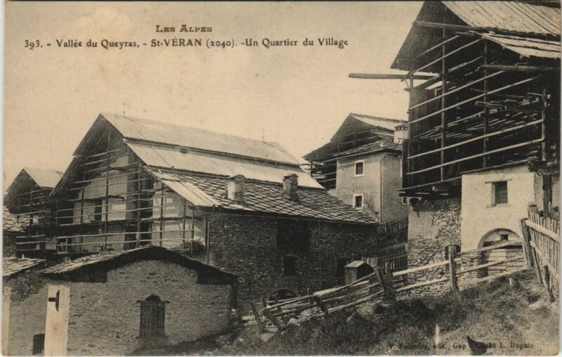Carte postale ancienne Saint-Veran Un Quartier du Village