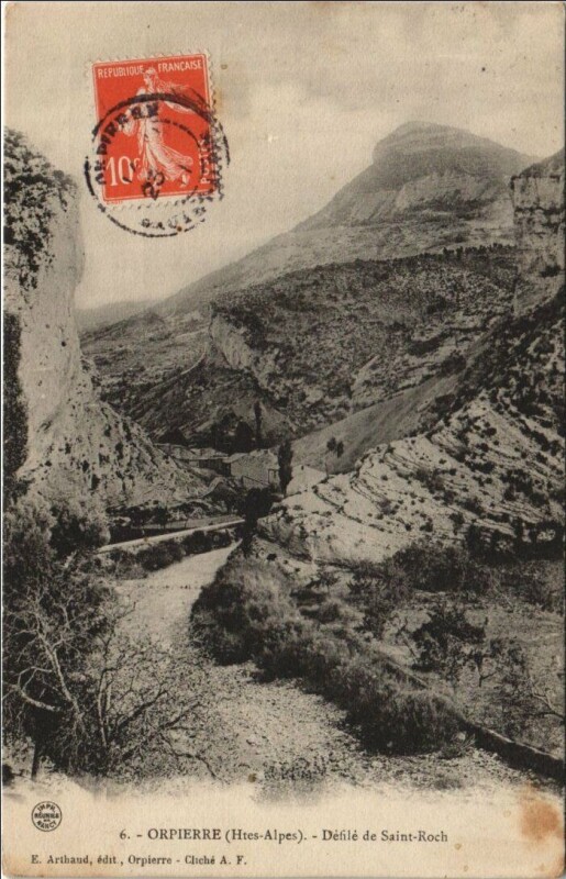 Carte postale ancienne Orpierre Defile de Saint-Roch à Orpierre