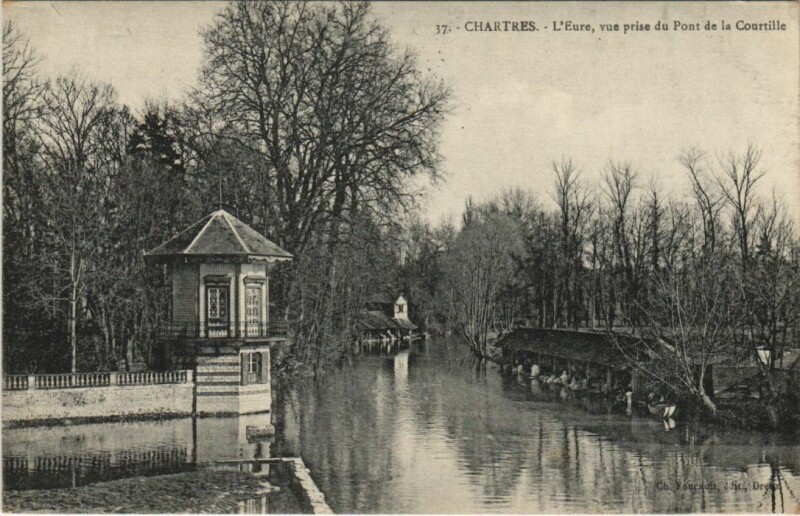 Carte postale ancienne Chartres L'Eure, vue prise du Pont de la Courtille France à Chartres