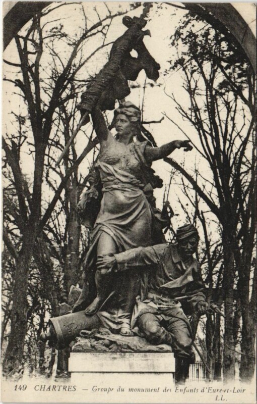Carte postale ancienne Chartres Groupe du monument des Enfants d'Eure et Loir France à Chartres