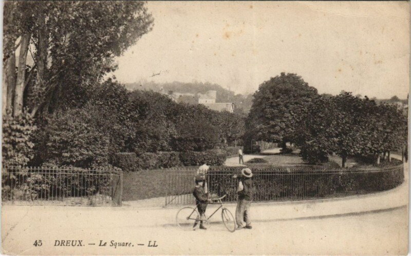 Carte postale ancienne Dreux Le Square France à Dreux