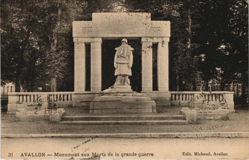 Carte postale ancienne Avallon Monument aux Morts de la grande guerre France à Avallon