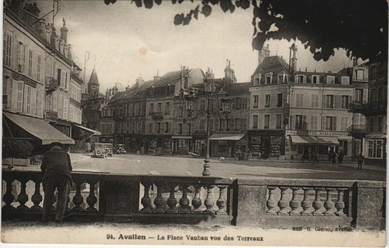 Carte postale ancienne Avallon La Place Vauban vue des Terreaux France à Avallon
