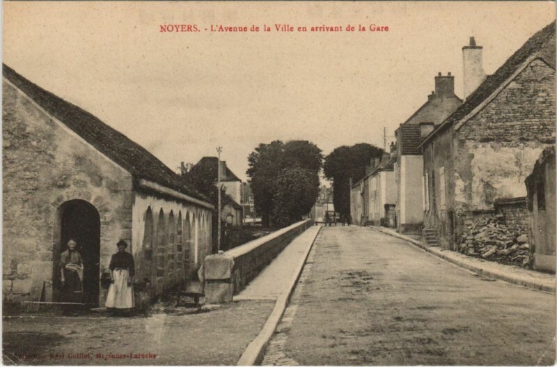 Carte postale ancienne Noyers L'Avenue de la Ville France à Noyers