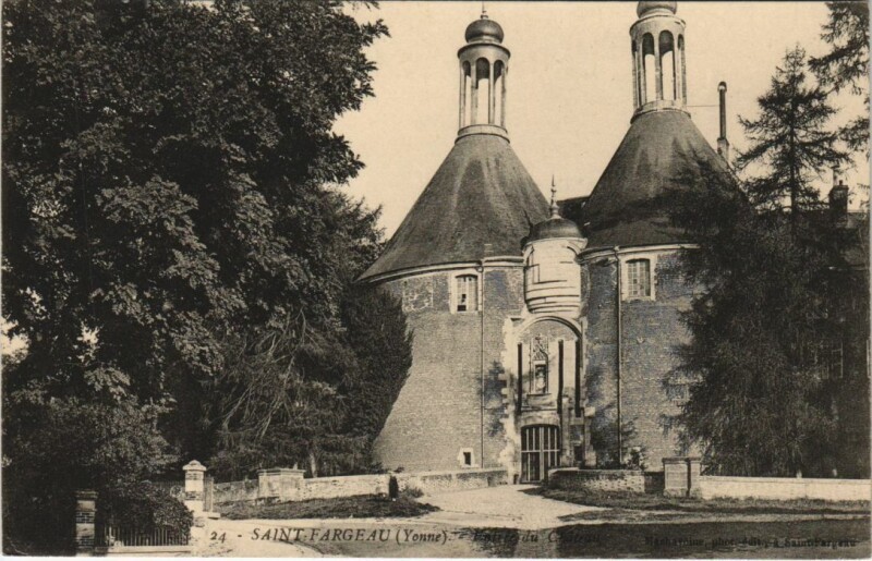 Carte postale ancienne Saint-Fargeau Chateau France à Saint-Fargeau