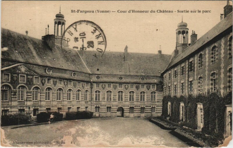 Carte postale ancienne Saint-Fargeau Cour d'Honneur du Chateau France à Saint-Fargeau