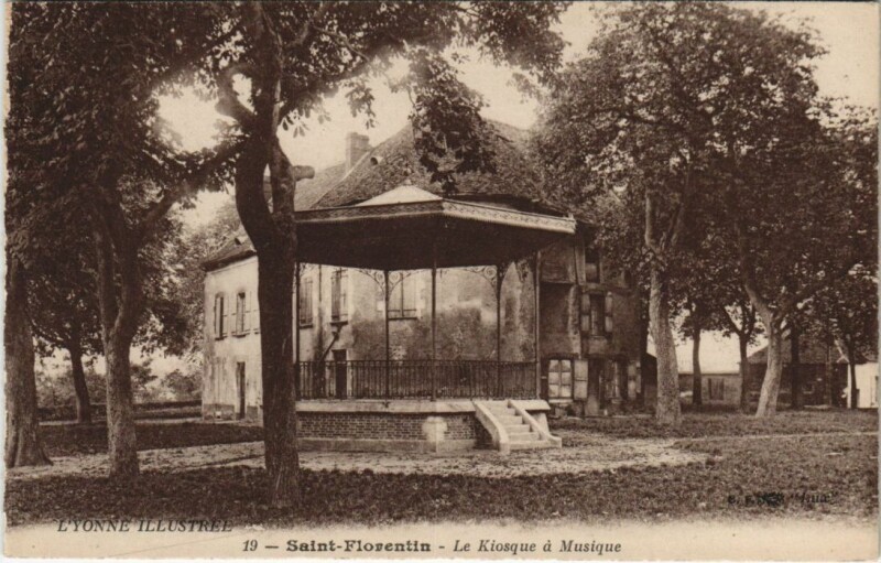 Carte postale ancienne Saint-Florentin Le Kiosque de Musique France à Saint-Florentin