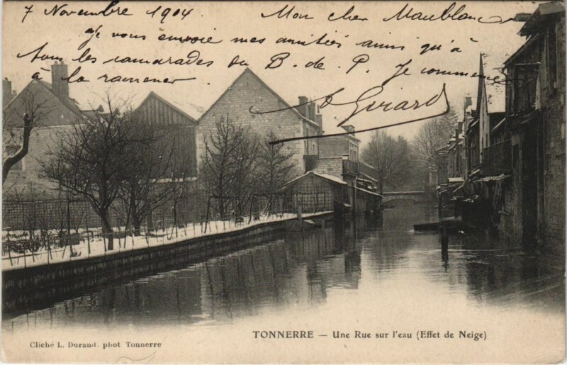 Carte postale ancienne Tonnerre Une Rue sur l'eau France à Tonnerre