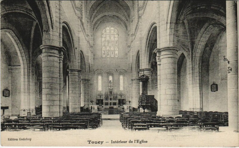 Carte postale ancienne Toucy Interieur de l'Eglise France à Toucy