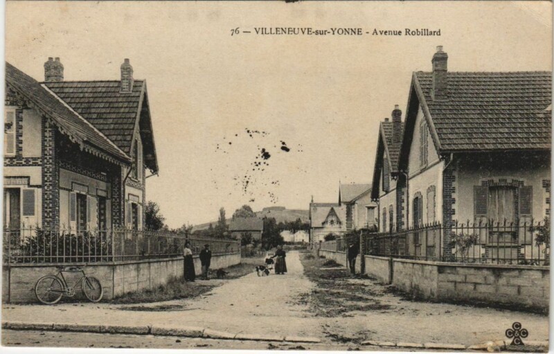 Carte postale ancienne Villeneuve s Yonne Avenue Robillard France