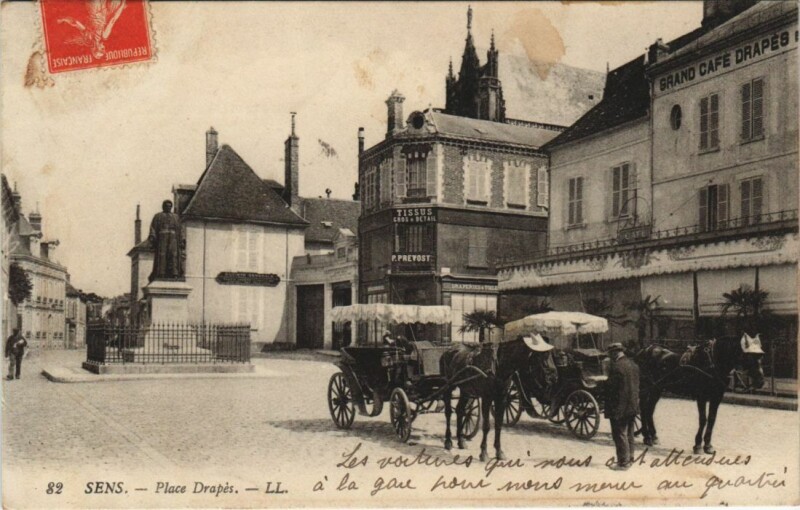 Carte postale ancienne Sens Place Drapes France