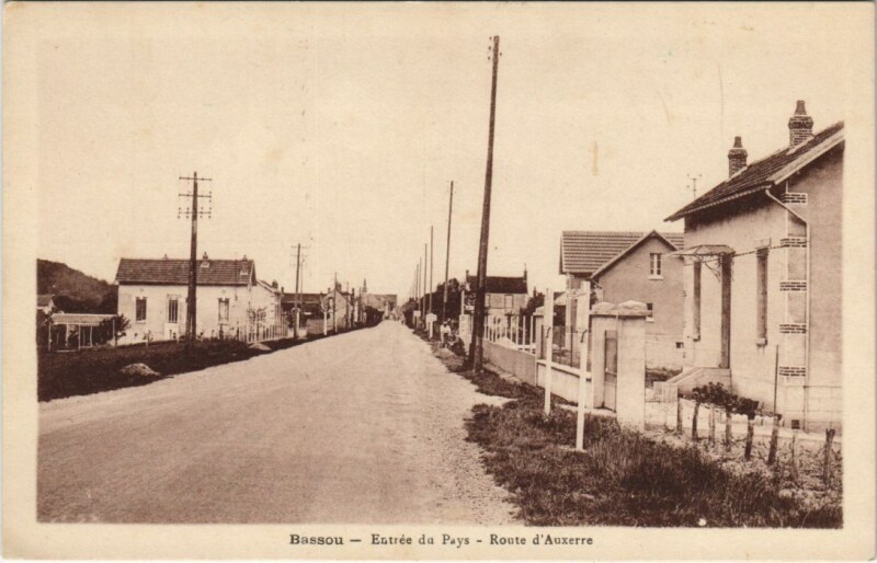 Carte postale ancienne Bassou Entree du Pays, Route d'Auxerre France à Auxerre