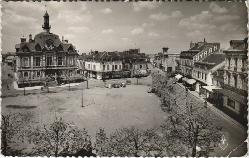 Carte postale ancienne Commentry Place du 14 Juillet à Commentry