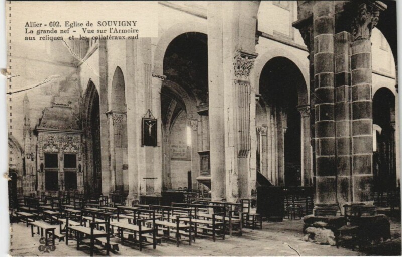 Carte postale ancienne Souvigny Eglise - La Grande Nef à Souvigny
