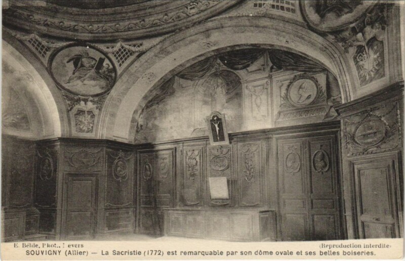 Carte postale ancienne Souvigny La Sacristie à Souvigny