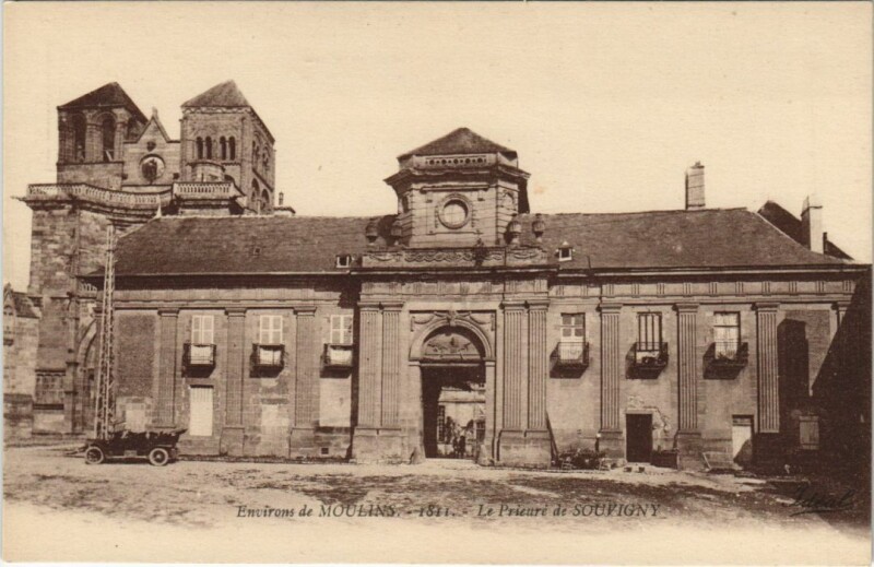 Carte postale ancienne Souvigny Le Prieure à Souvigny