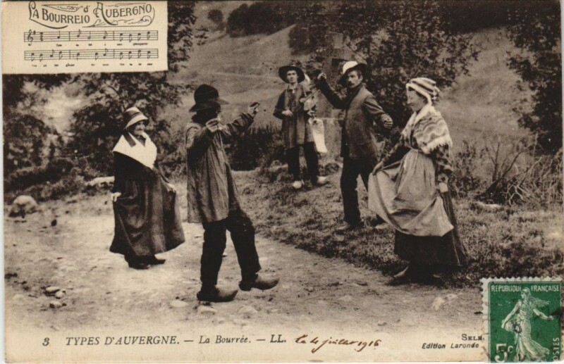 Carte postale ancienne Types d'Auvergne - La Bourree - Folklore
