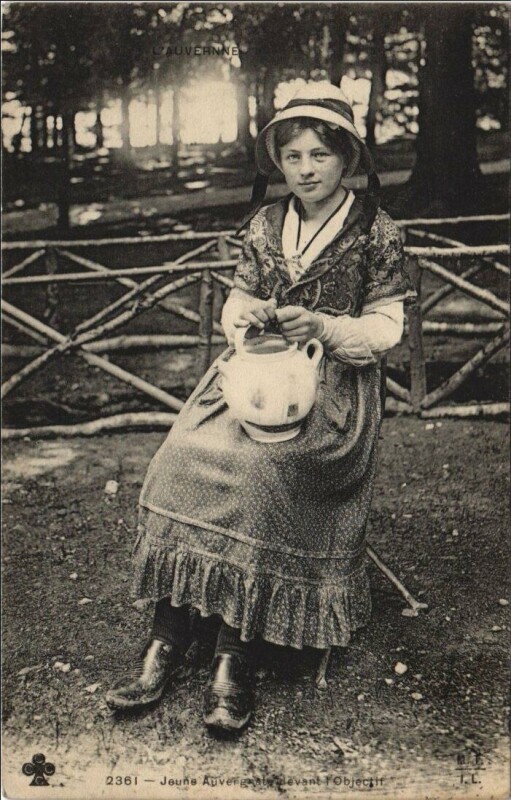 Carte postale ancienne Jeune Auvergnate devant l'Objectif