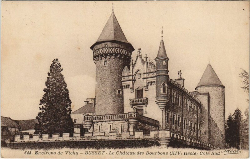 Carte postale ancienne Busset Le Chateau des Bourbons à Busset