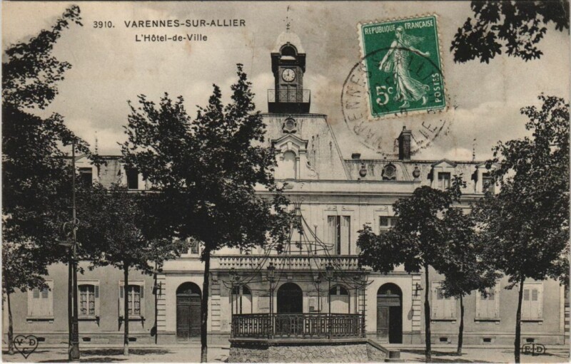 Carte postale ancienne Varennes-sur-Allier L'Hotel de Ville à Varennes-sur-Allier