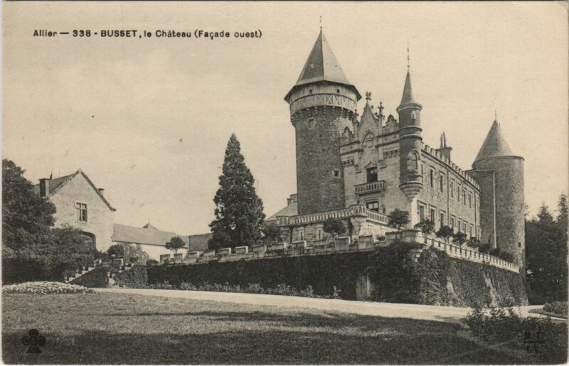 Carte postale ancienne Busset Le Chateau - Facade Ouest à Busset